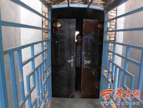 陜西現(xiàn)奇葩天橋 跨6樓頂穿8樓墻 陜西現(xiàn)奇葩天橋 跨6樓頂穿8樓墻