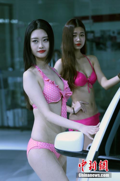 鄭州國(guó)際車(chē)展開(kāi)幕 嫩模走秀引圍觀(guān) 鄭州國(guó)際車(chē)展開(kāi)幕 嫩模走秀引圍觀(guān)