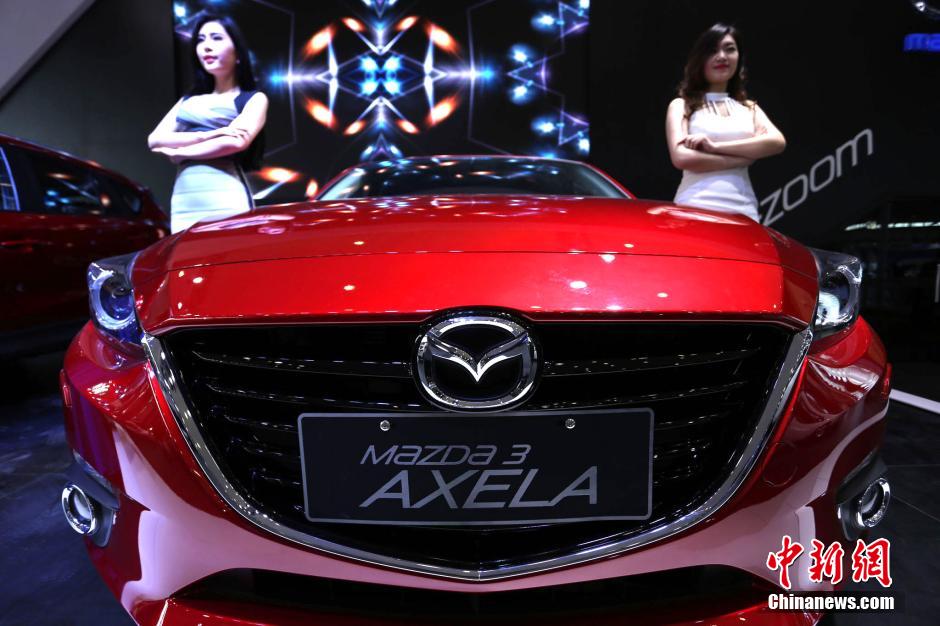 鄭州國(guó)際車(chē)展開(kāi)幕 嫩模走秀引圍觀(guān) 鄭州國(guó)際車(chē)展開(kāi)幕 嫩模走秀引圍觀(guān)