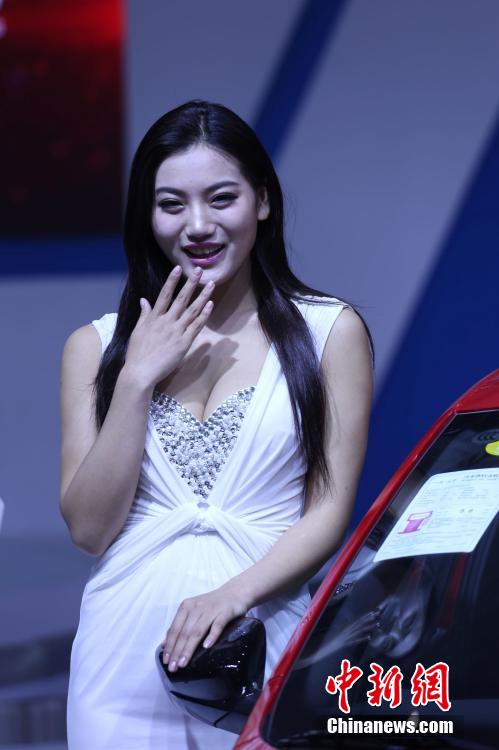 鄭州國(guó)際車(chē)展開(kāi)幕 嫩模走秀引圍觀(guān) 鄭州國(guó)際車(chē)展開(kāi)幕 嫩模走秀引圍觀(guān)