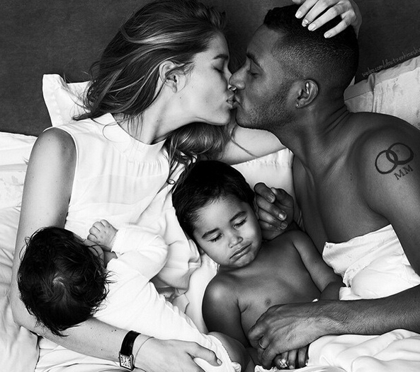 性感女星為孩子“袒胸露乳” 性感女星為孩子“袒胸露乳”