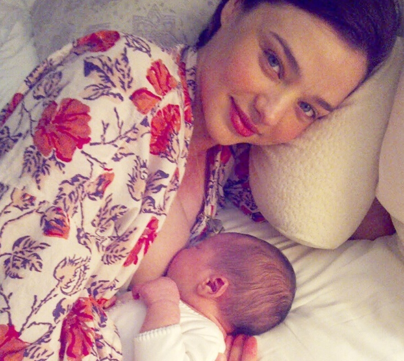 性感女星為孩子“袒胸露乳” 性感女星為孩子“袒胸露乳”