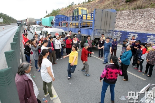 大叔大媽高速公路上 大叔大媽高速公路上