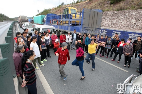 大叔大媽高速公路上 大叔大媽高速公路上