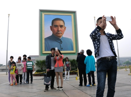 孫中山巨幅畫(huà)像亮相天安門(mén)廣場(chǎng) 孫中山巨幅畫(huà)像亮相天安門(mén)廣場(chǎng)