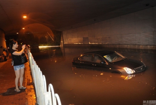 廣州多地出現(xiàn)水浸堵車(chē) 廣州多地出現(xiàn)水浸堵車(chē)