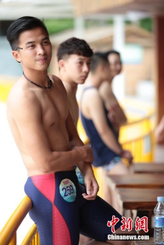 學(xué)生參加?；ㄐ２荽筚?穿比基尼秀身材