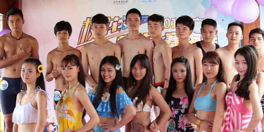 學(xué)生參加?；ㄐ２荽筚?穿比基尼秀身材