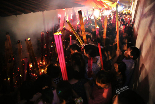 高三陪讀家長(zhǎng)搶拜“神樹” 高三陪讀家長(zhǎng)搶拜“神樹”