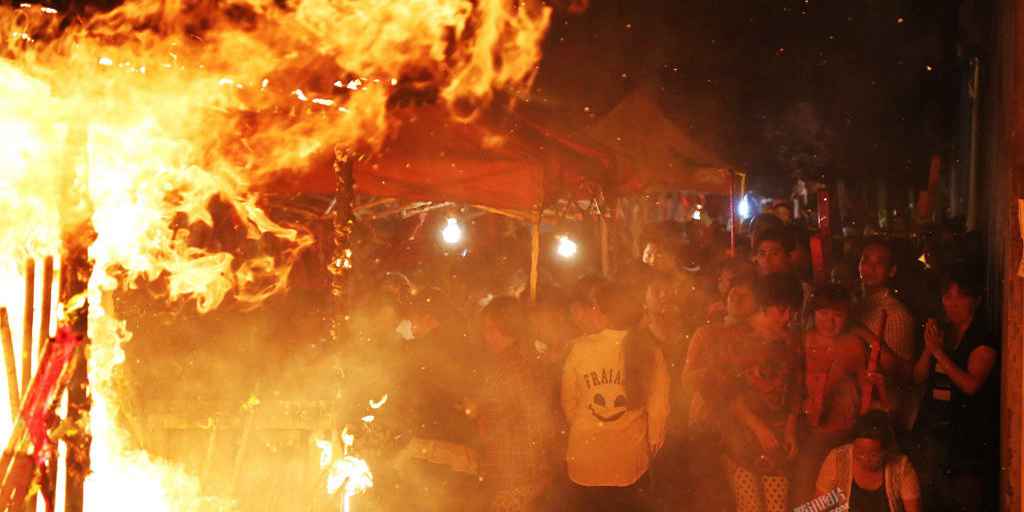 高三陪讀家長(zhǎng)搶拜“神樹” 高三陪讀家長(zhǎng)搶拜“神樹”