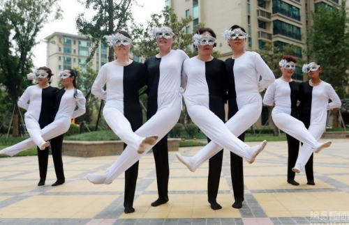 河南大媽自編“錯(cuò)覺(jué)廣場(chǎng)舞” 河南大媽自編“錯(cuò)覺(jué)廣場(chǎng)舞”