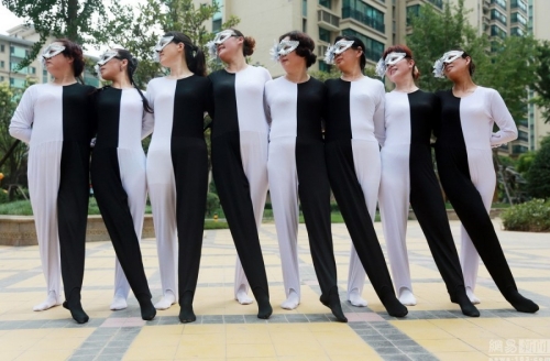 河南大媽自編“錯(cuò)覺(jué)廣場(chǎng)舞” 河南大媽自編“錯(cuò)覺(jué)廣場(chǎng)舞”
