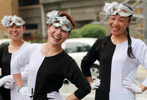 河南大媽自編“錯(cuò)覺(jué)廣場(chǎng)舞” 河南大媽自編“錯(cuò)覺(jué)廣場(chǎng)舞”