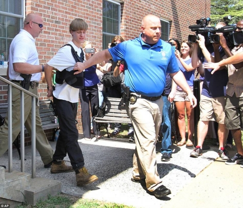 這個(gè)白人男子沖進(jìn)教堂殺死9名黑人 這個(gè)白人男子沖進(jìn)教堂殺死9名黑人