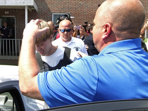 這個(gè)白人男子沖進(jìn)教堂殺死9名黑人 這個(gè)白人男子沖進(jìn)教堂殺死9名黑人