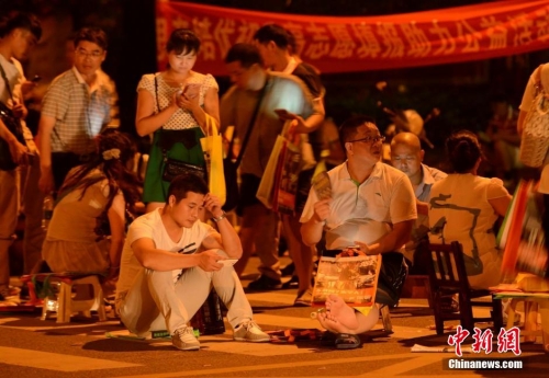 長沙家長為孩子讀高中通宵排隊 長沙家長為孩子讀高中通宵排隊