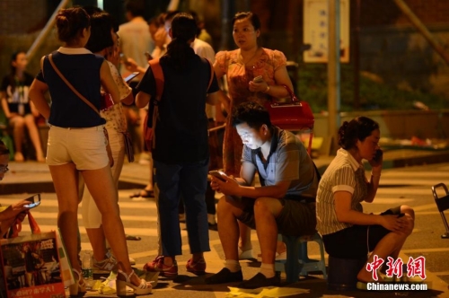 長沙家長為孩子讀高中通宵排隊 長沙家長為孩子讀高中通宵排隊