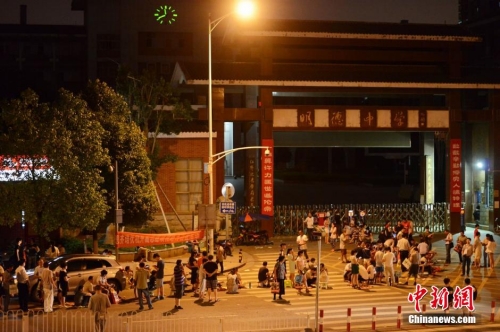 長沙家長為孩子讀高中通宵排隊 長沙家長為孩子讀高中通宵排隊