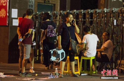 長沙家長為孩子讀高中通宵排隊 長沙家長為孩子讀高中通宵排隊