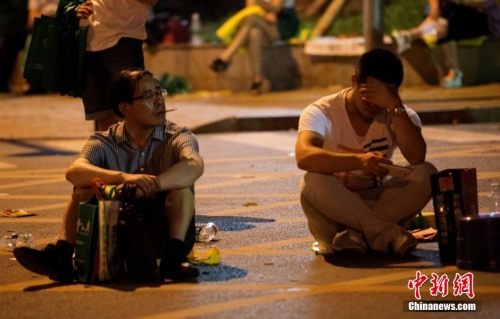 長沙家長為孩子讀高中通宵排隊 長沙家長為孩子讀高中通宵排隊