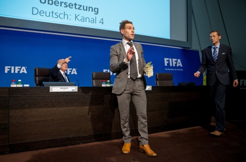 布拉特發(fā)布會遭美元砸臉 布拉特發(fā)布會遭美元砸臉