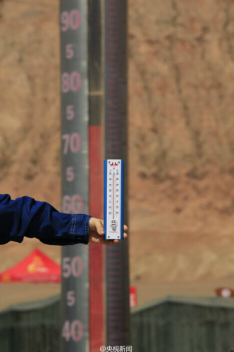 新疆高溫 沙子烤熟雞蛋交警鞋底 新疆高溫 沙子烤熟雞蛋交警鞋底