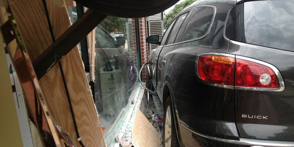 油門當剎車 越野車差點沖進理發(fā)店