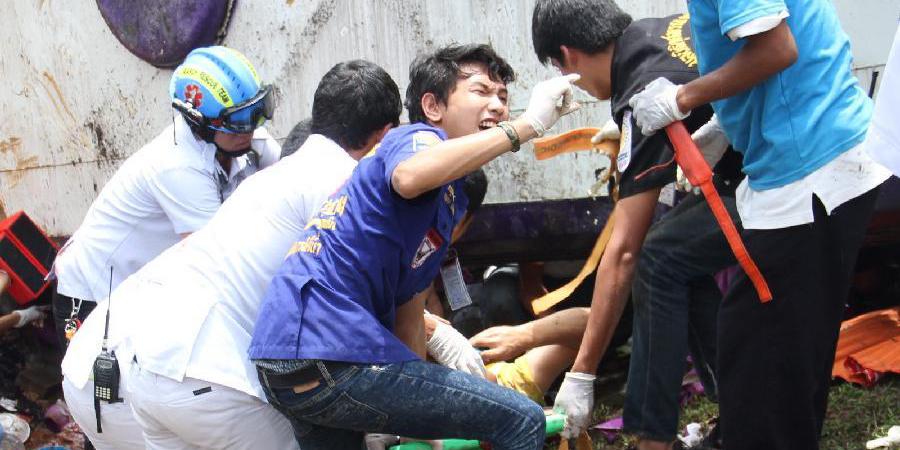 普吉大巴翻車致17名中國(guó)游客受傷