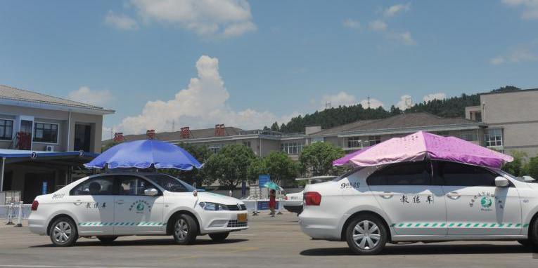 杭州一駕?，F(xiàn)遮陽(yáng)新招 教練車(chē)車(chē)頂撐傘