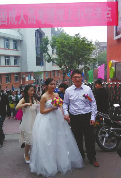 新郎向剛考完試的新娘送上鮮花。