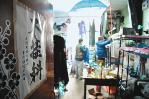 寢室門上的招貼表達了學生們的愿望，其實不逃課、少逃課才是不掛科的保證