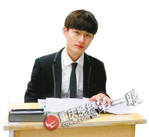 穿上正裝的女生更優(yōu)雅成熟了；男生常常被女生夸獎(jiǎng)長得帥。