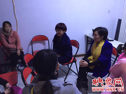 閆道平老師和助理老師在解答家長朋友的疑惑 閆道平老師和助理老師在解答家長朋友的疑惑