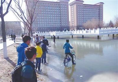 南方的孩子不理解北方的寒冷，這冰厚得，嚇尿了！ @顏遠(yuǎn)鋒