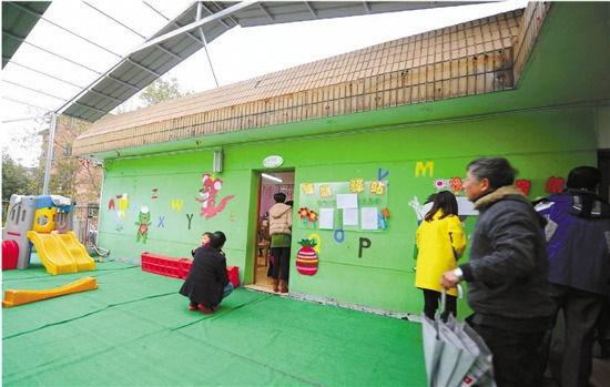 因?yàn)榕卵b修后的氣味影響孩子的健康，包括小葉在內(nèi)，很多家長(zhǎng)找到園方，要求換教室.