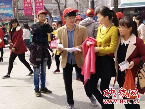 義賣現(xiàn)場(chǎng)——市民們也成了志愿者 義賣現(xiàn)場(chǎng)——市民們也成了志愿者