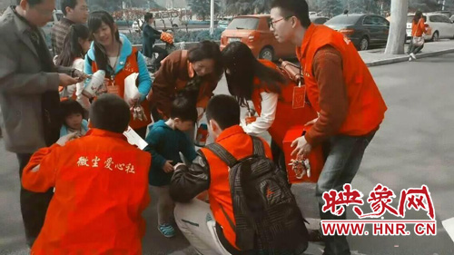 孩子們也加入到了“愛(ài)心隊(duì)伍”中 孩子們也加入到了“愛(ài)心隊(duì)伍”中