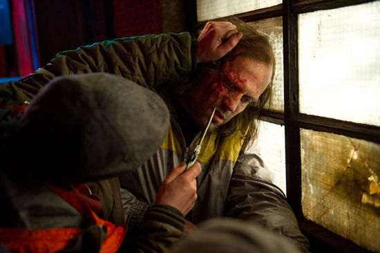 街頭圍毆，硬漢被困