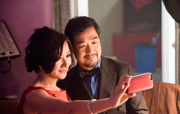 在主持晚會(huì)期間，張國立還與同場的女主持自拍合影。