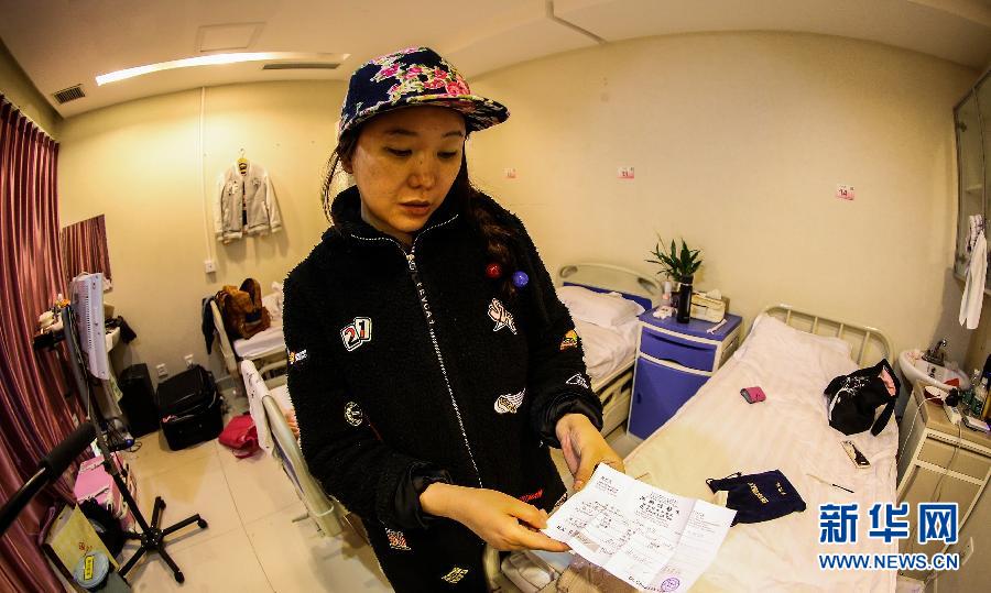 赴韓整形失敗者陳怡麗向記者展示醫(yī)療事故鑒定（4月8日攝）。