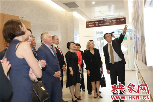 布萊根和婦女醫(yī)院院長(zhǎng)Elizabeth Nabel帶領(lǐng)專(zhuān)家團(tuán)隊(duì)參觀醫(yī)院