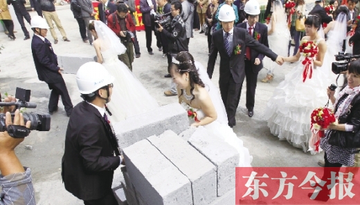 婚禮進工地 新娘穿著婚紗搬磚 婚禮進工地 新娘穿著婚紗搬磚