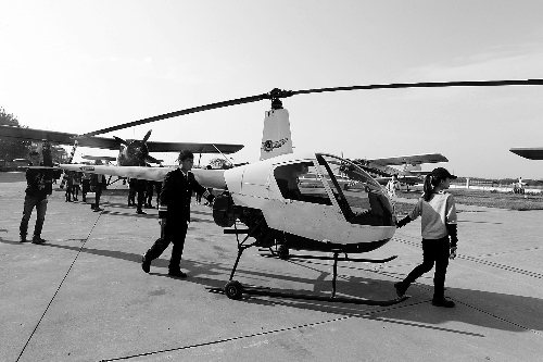 選拔賽現(xiàn)場(chǎng)，選手們正入場(chǎng)表演 記者 鄧萬(wàn)里/攝