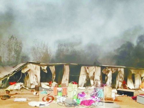 火勢(shì)蔓延前村民從屋內(nèi)搬出的冰箱、桌子等物品