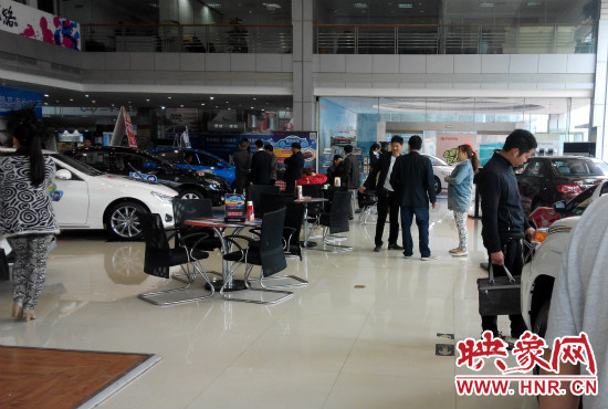 一大早來到4S店選車的顧客絡(luò)繹不絕。