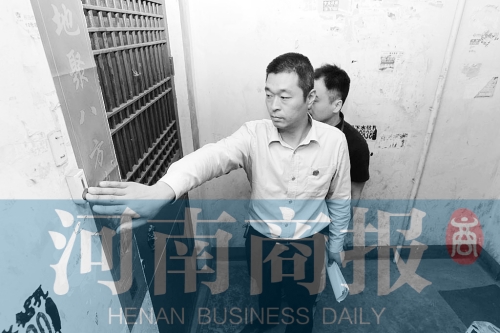 　來到馬某家，法官被拒之門外