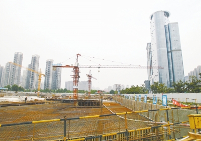 中州大道與金水東路東北角，正在建一座大型停車場。