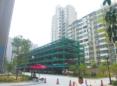 商城路與英協(xié)路交叉口附近的濱河綠苑小區(qū)內(nèi)，剛剛建好一個(gè)立體停車場。