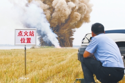 民警點(diǎn)火，引爆爆炸物品。