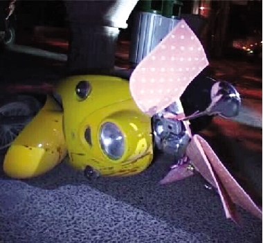 受害女子的電動(dòng)車倒在路旁 受害女子的電動(dòng)車倒在路旁